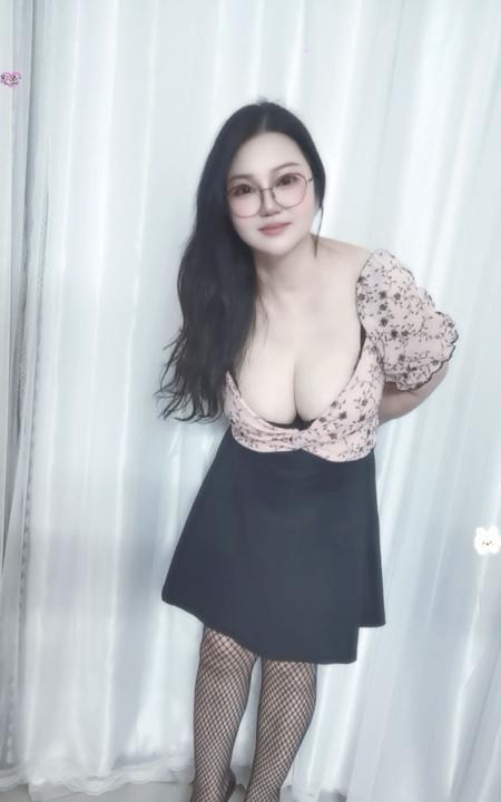 美胸巨臀少妇