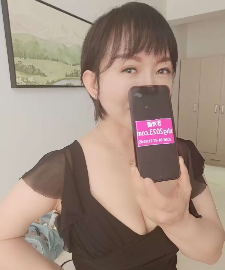 前凸后翘蜜桃臀甜甜