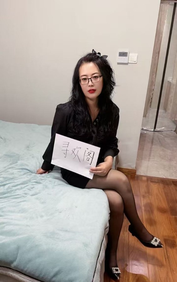 白嫩小姐姐
