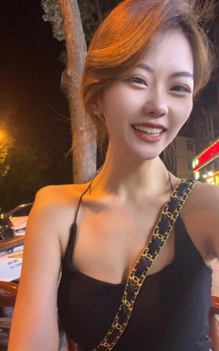 爱笑的黑丝美腿小姐姐