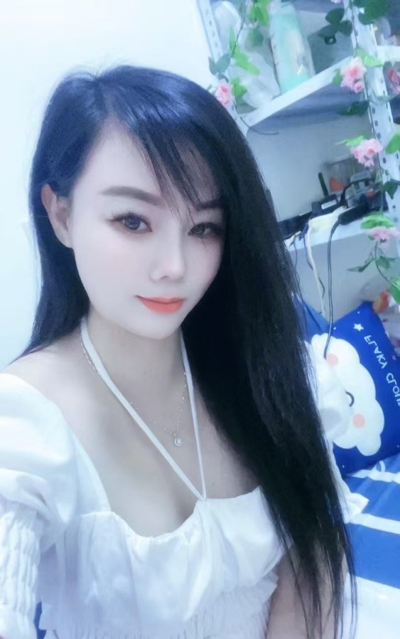 白嫩年轻妹子