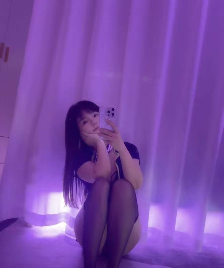 制服翘臀小艾米