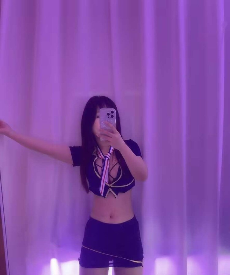 制服翘臀小艾米