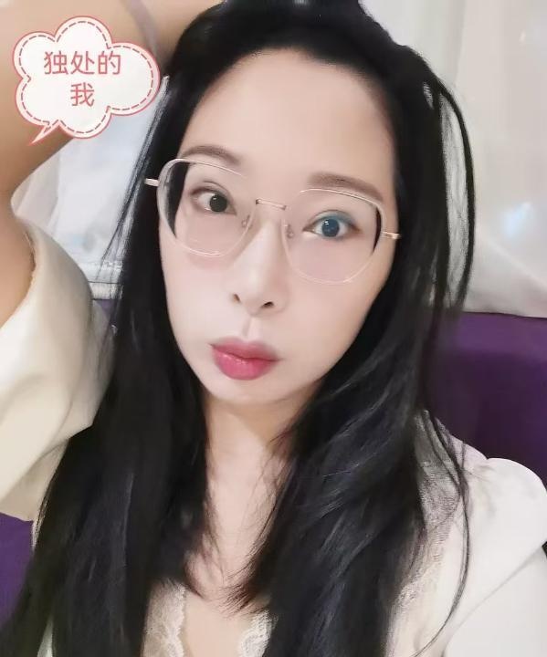 戴眼镜反差芯芯
