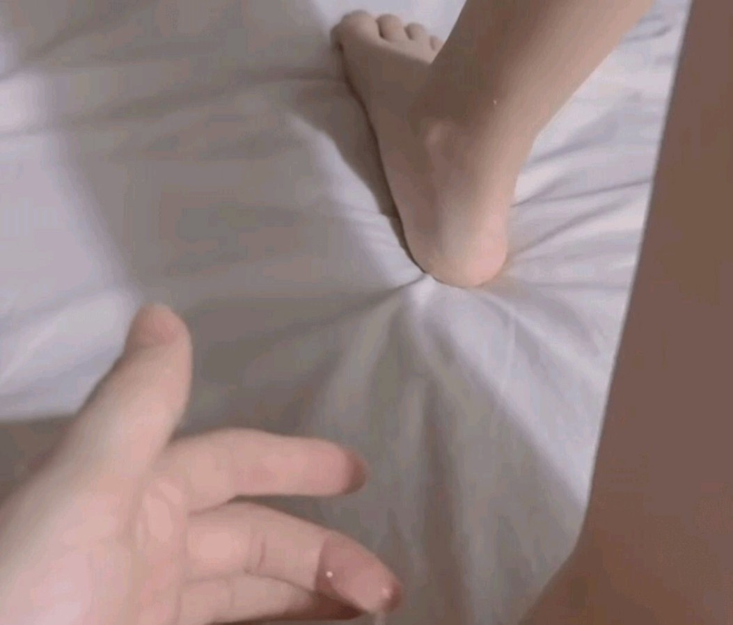 安庆05后开放的白虎妹妹见面就马上脱