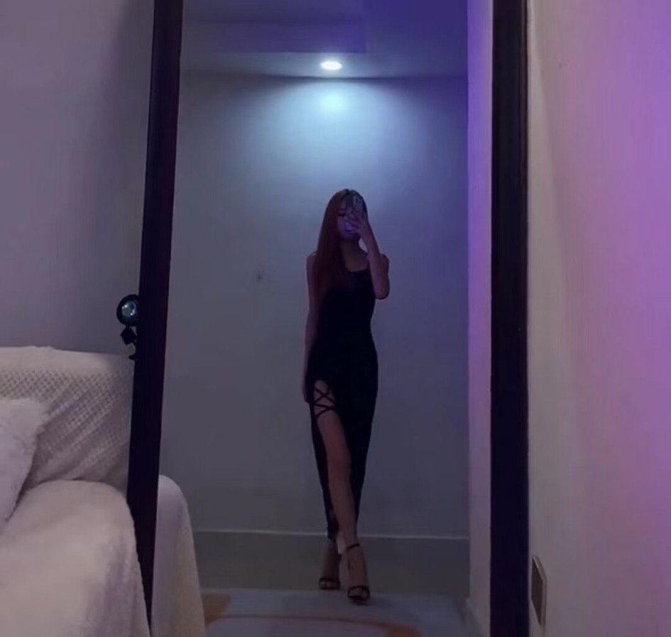 黑丝翘臀一诺小骚妹