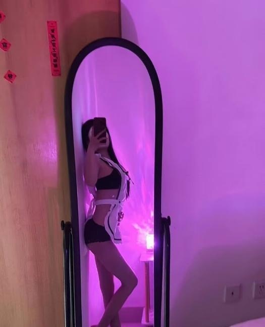 高挑可爱妹子小洋