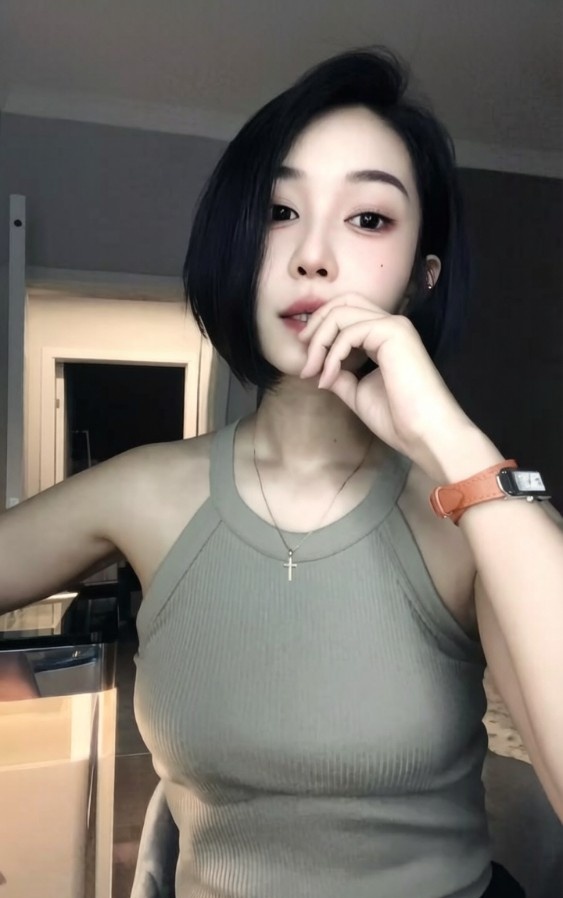 短发气质御姐