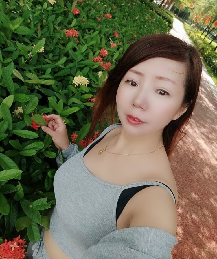 宝安上门大奶少妇