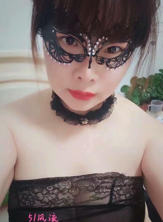 闷骚巨奶御姐