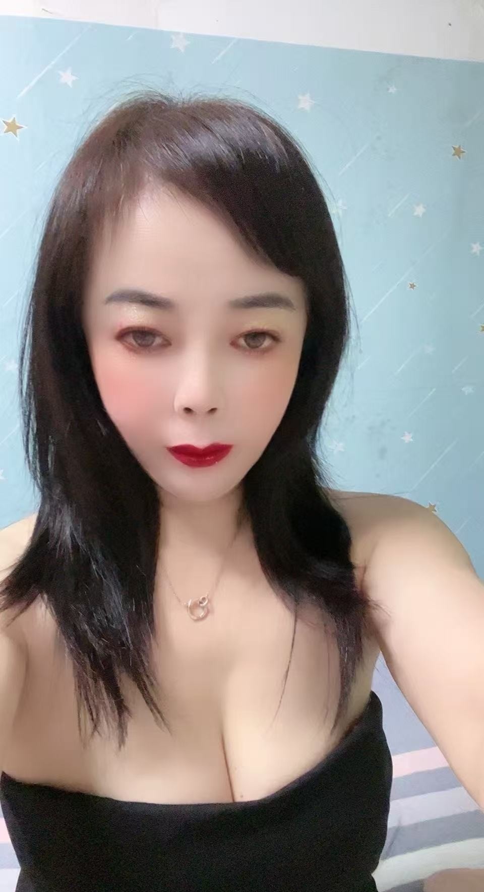 三张熟女姐姐月月