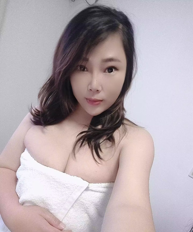 大屁股大胸一线天