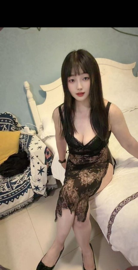 朝阳黑色吊带小少妇