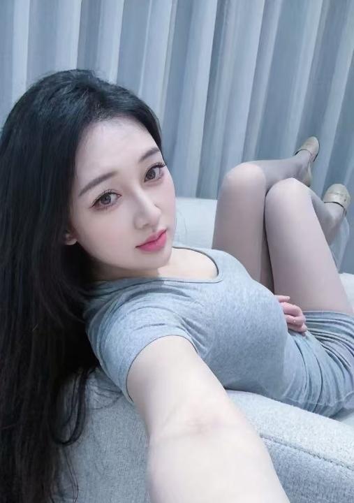 白嫩女友感月亮