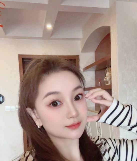 小家碧玉性感身材苏沫
