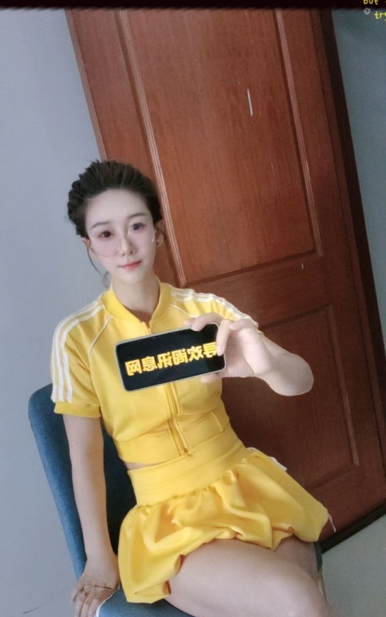 上城美女倒立吹箫