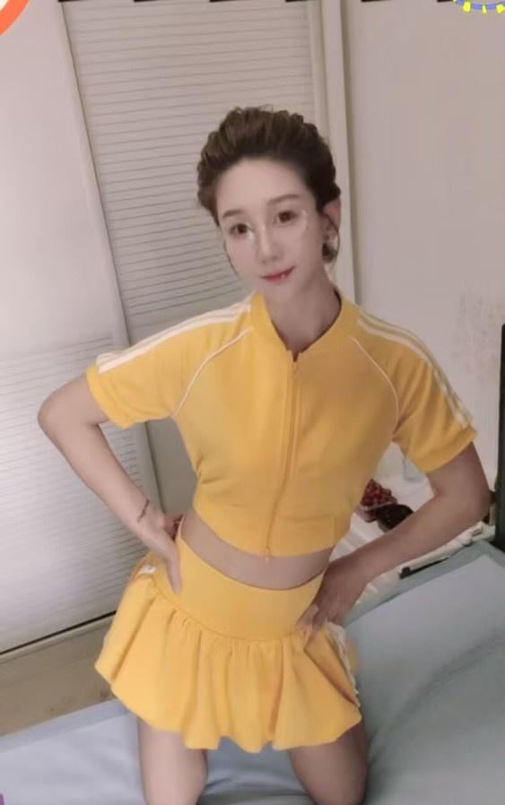 眼镜妹倒挂金钩