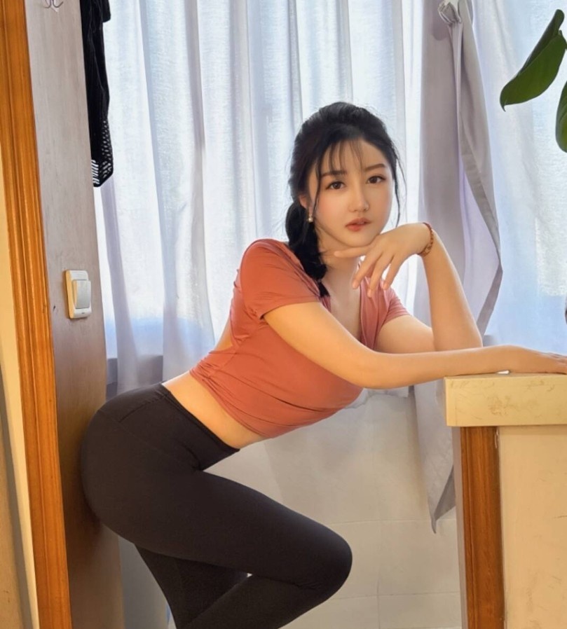 情趣催油翘臀美女