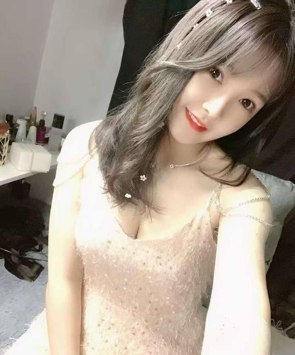 性感肤白小美