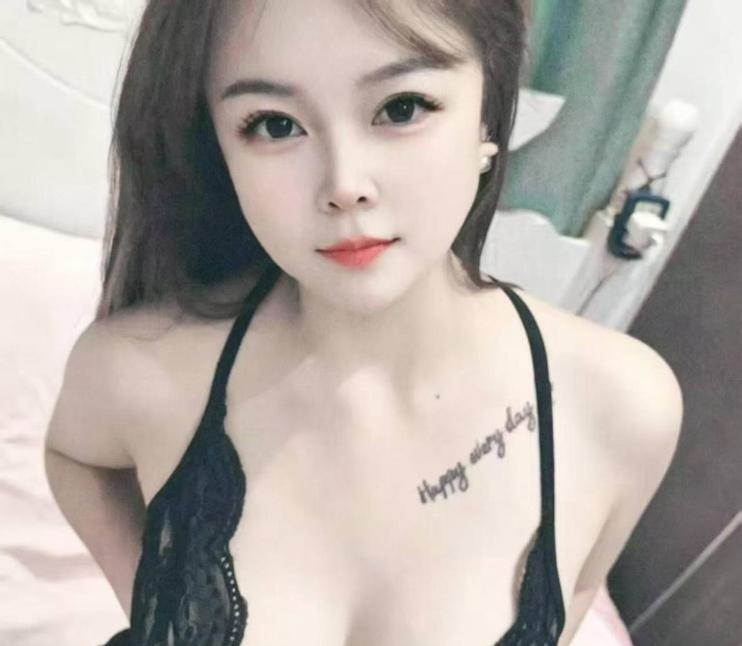 美乳蜜桃臀骚妇