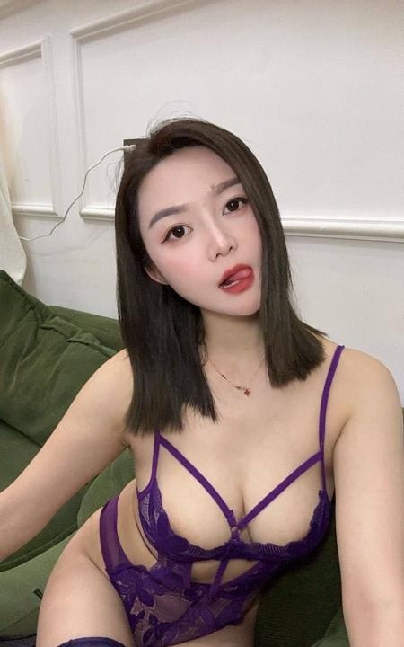 大胸舌吻妹可拍小视频