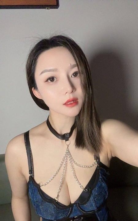 大胸舌吻妹可拍小视频