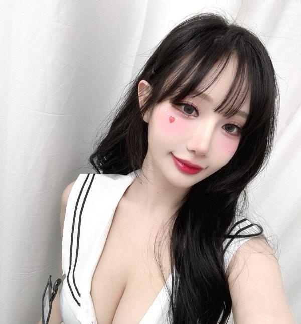 小店纯欲嫩妹夏初
