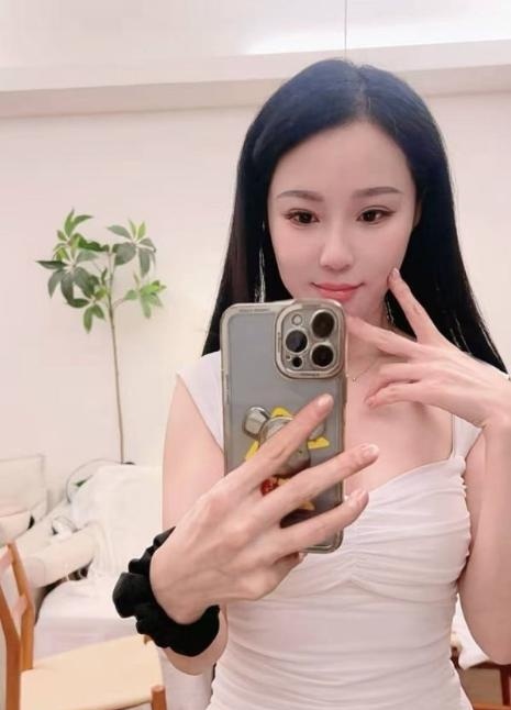 气质肤白貌美桃子