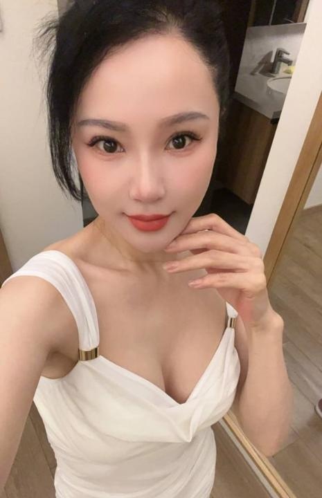 气质肤白貌美桃子