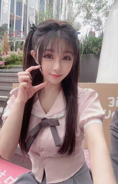 反差D奶小柳岩