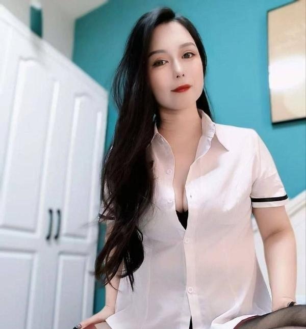 黑丝大奶熟女萱萱
