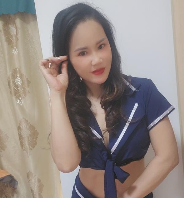 白云梅花园长腿御姐
