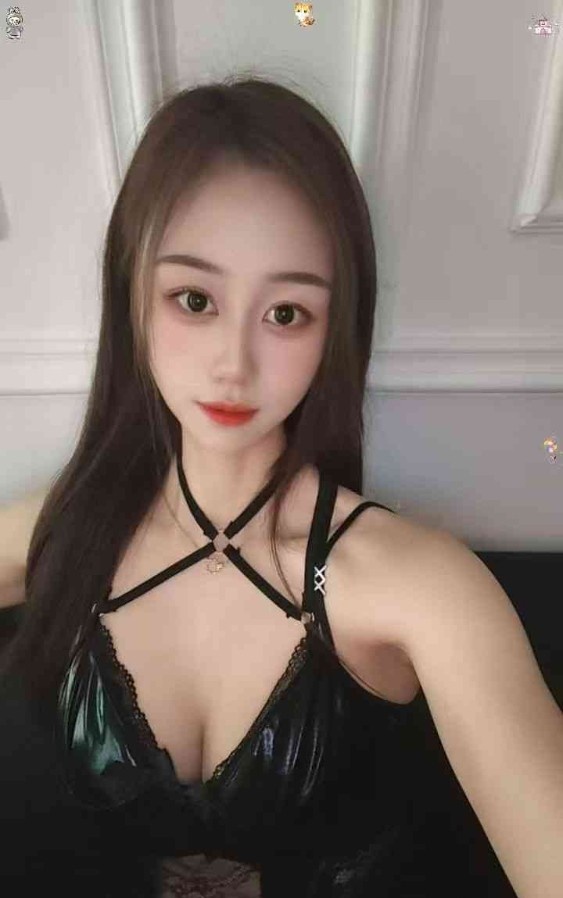 瘦小性感00后美女