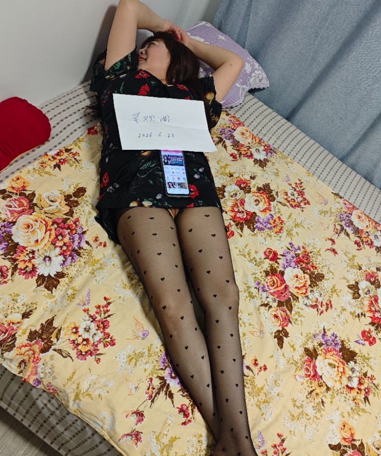 两张小巧玲珑的熟女可以抱起来干