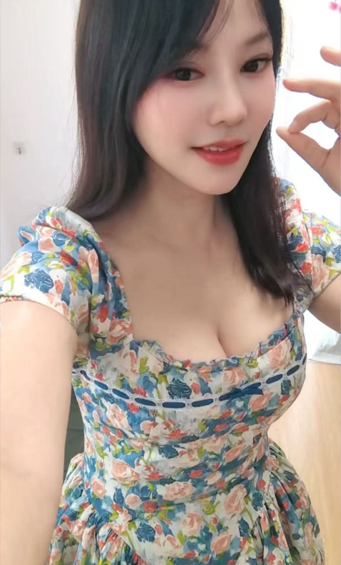 滑嫩大胸小英