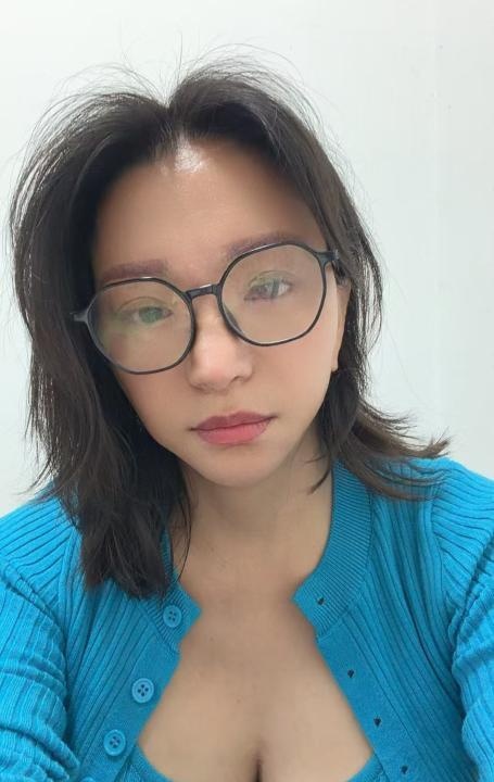 戴眼镜的大胸御姐