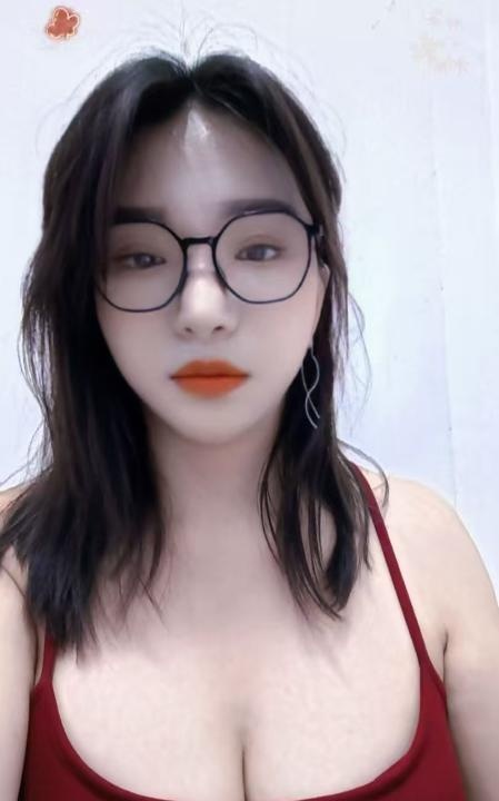 戴眼镜的大胸御姐