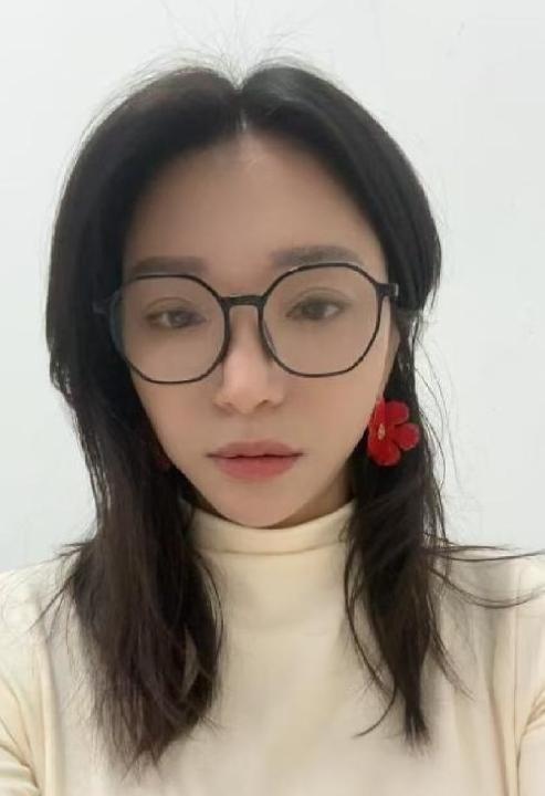 戴眼镜的大胸御姐