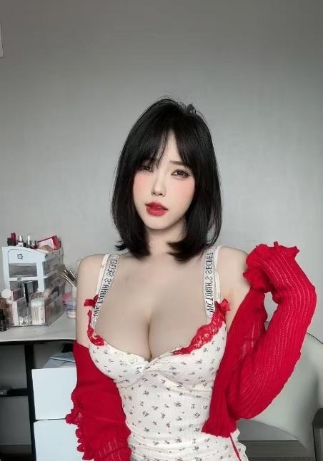 丰满性感小骚逼