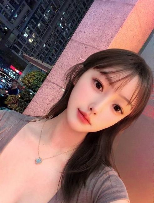 肤白胸大颜值服务妹子