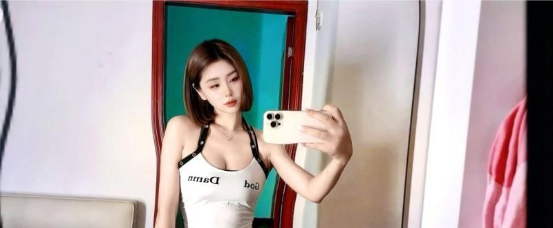 丰满短发美女