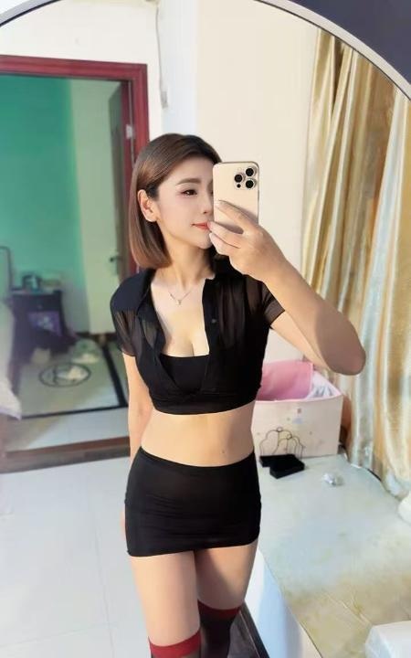 丰满短发美女