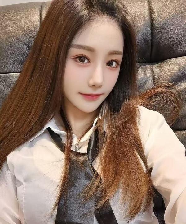 肤白大胸颜值女友绾绾