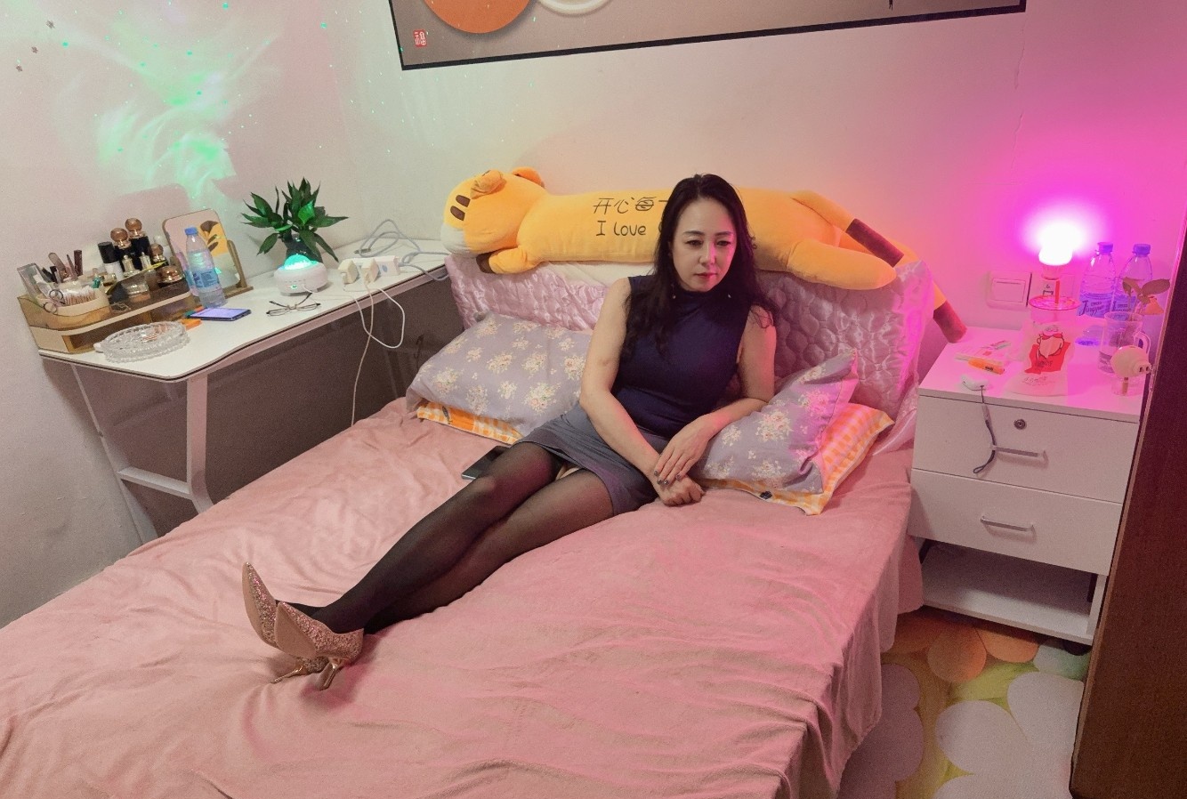 南京黑丝包臀少妇