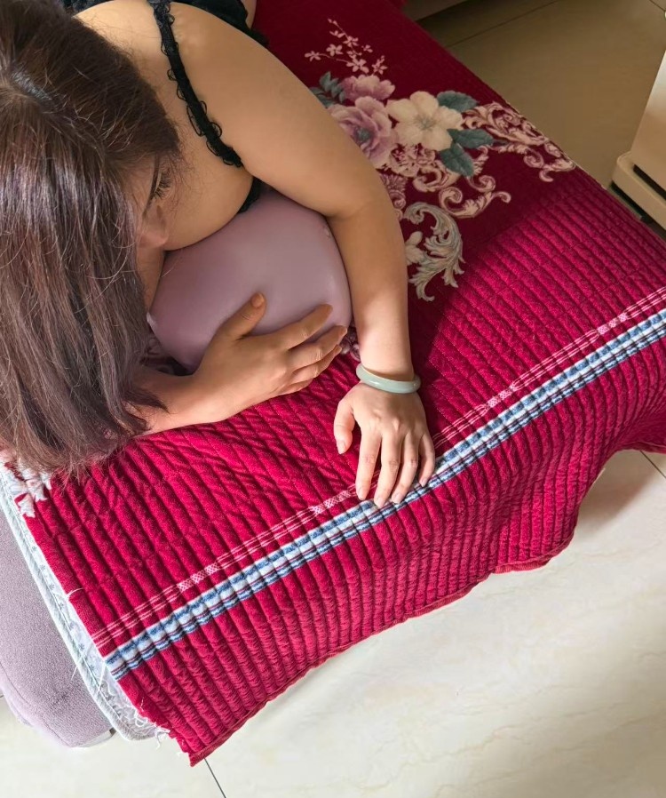 双流穿豹纹内裤的少妇