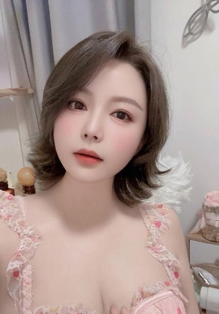 丰满胸大风骚妹子
