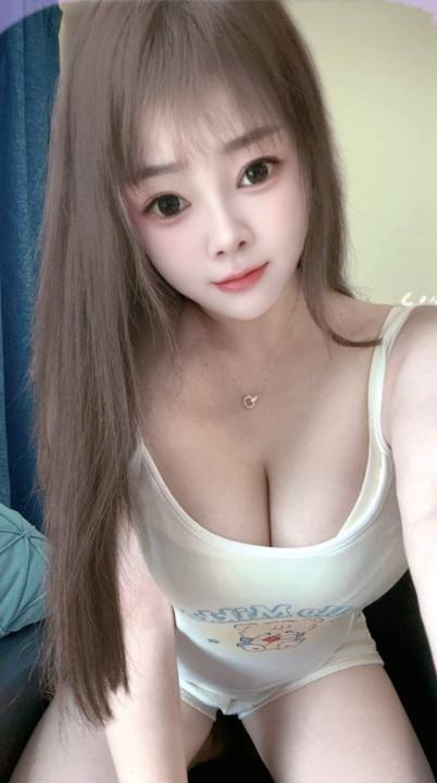 二刷肤白大奶吉吉