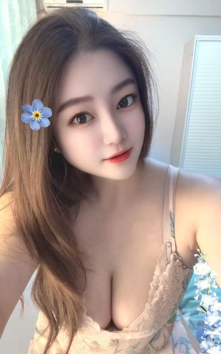 深喉锁喉口爆大胸妹