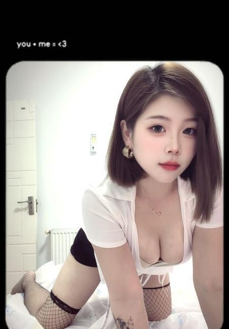 短发美艳小姐姐
