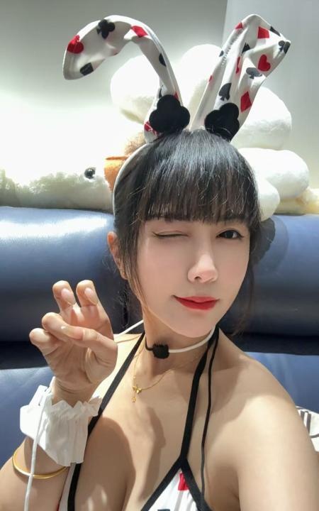 南山童颜巨乳美少妇